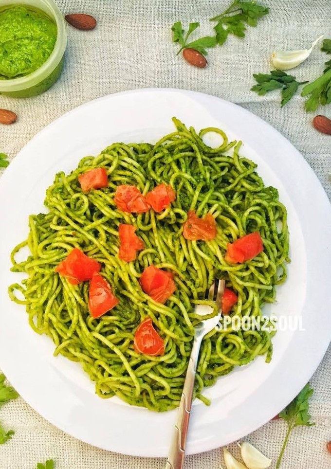 வோக்கோசு (பர்சிலி) பெஸ்டோ ஸ்பாகெட்டி செய்முறை முக்கிய புகைப்படம்