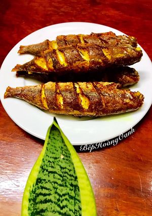 Hình của món Cá Đỏ Muối Cà Ri Sả Chiên.