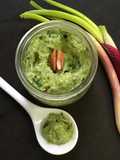 Salsa vegana tipo pesto de cebolla de verdeo