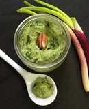 Salsa vegana tipo pesto de cebolla de verdeo