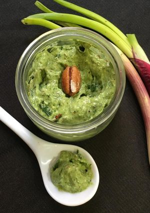 Una foto de Salsa vegana tipo pesto de cebolla de verdeo