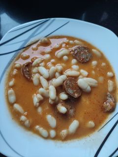 Una foto de Alubias blancas con chorizo en Mambo