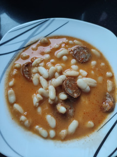 Una foto de Alubias blancas con chorizo en Mambo