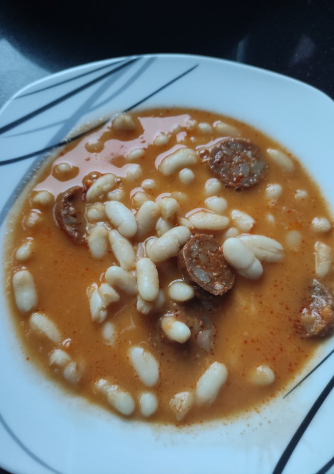Una foto de Alubias blancas con chorizo en Mambo