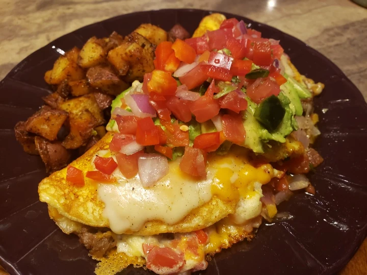 Easy Steps to Make Fluffy Sausage Omelet the  Makes Drooling So Delicious