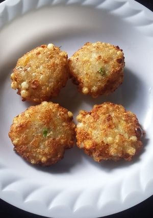 A picture of Sabudana vada.
