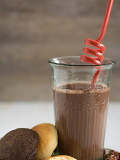 Una foto de Bebida fresquita para el calor de chocolate 🍫 y 🥛 leche