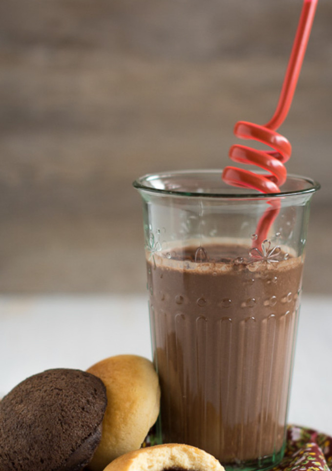 Una foto de Bebida fresquita para el calor de chocolate 🍫 y 🥛 leche