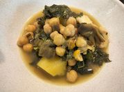 Una foto de garbanzos con kale