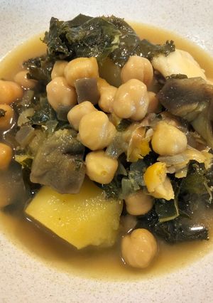 Una foto de Garbanzos con rape y kale