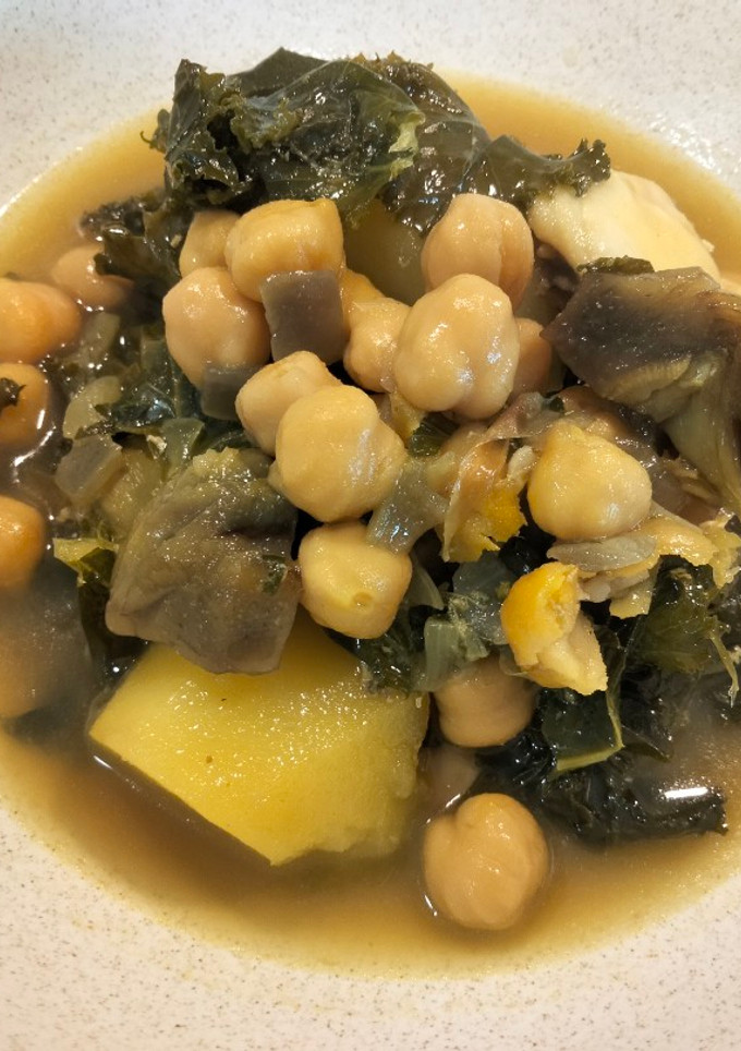 Una foto de Garbanzos con rape y kale
