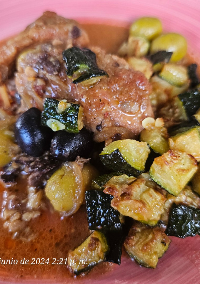 Una foto de Pollo y conejo con olivas