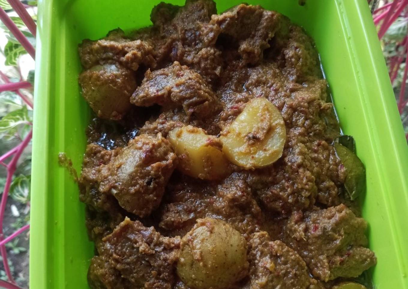 Rendang sapi khas padang. Empuk bumbu meresap!