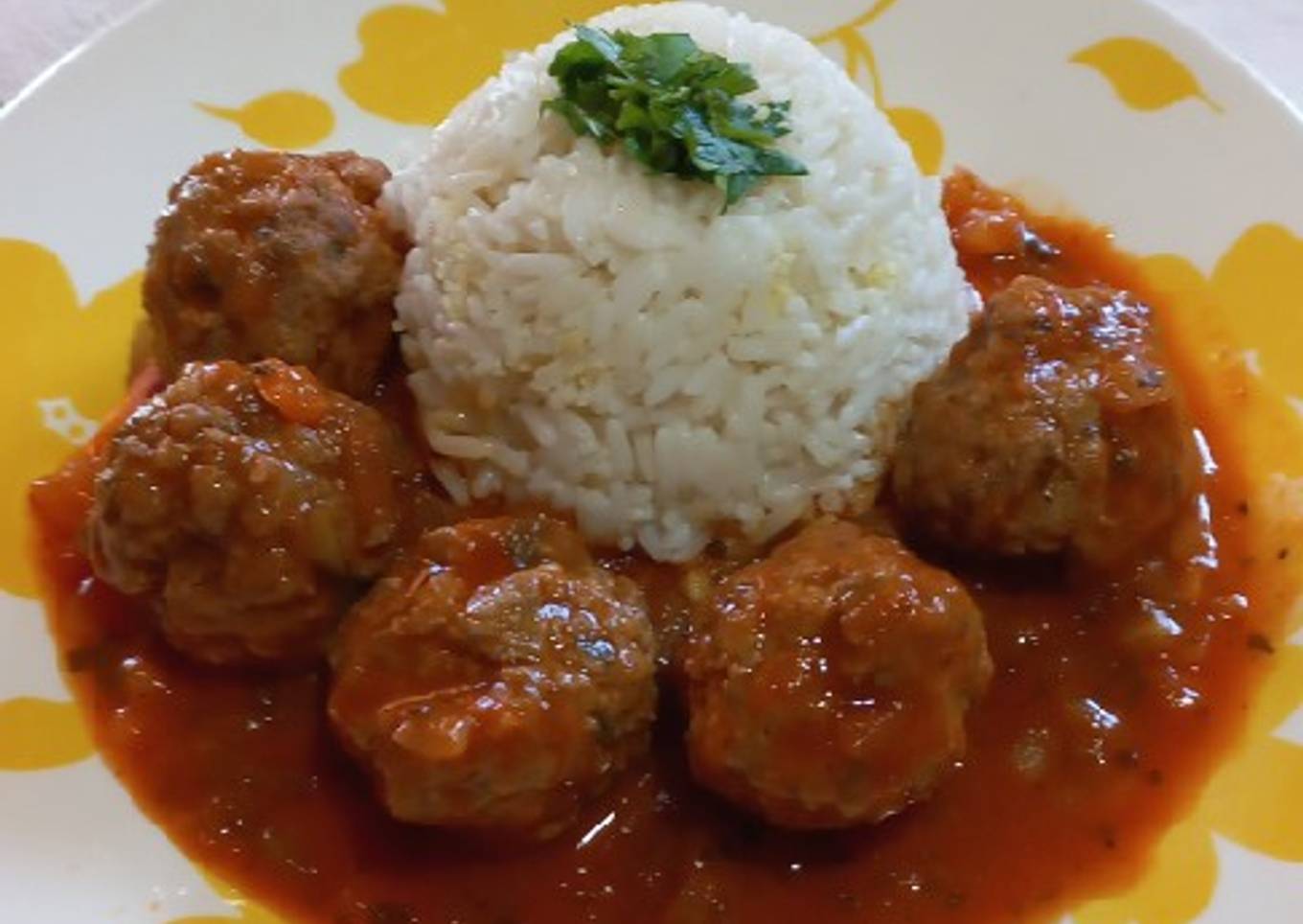 Albóndigas en salsa con arroz🍽