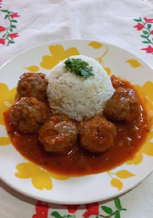Una foto de Albóndigas en salsa con arroz🍽