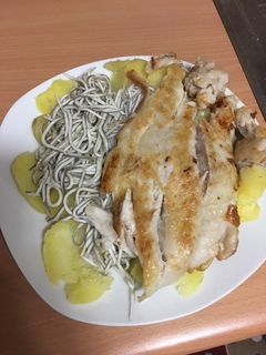 Una foto de Mero con gulas y patatas