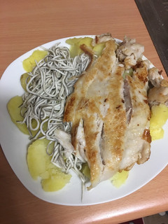 Una foto de Mero con gulas y patatas