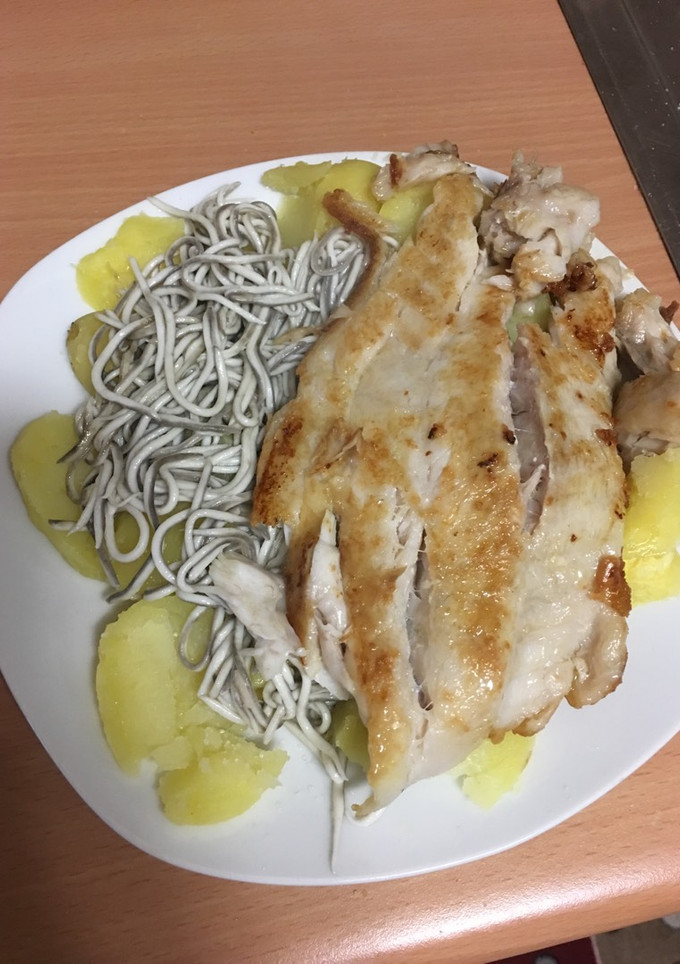 Una foto de Mero con gulas y patatas