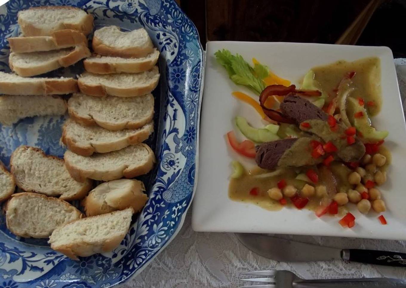 Garbanzos guisados  con cerdo en salsa de verduras  y ensalada de huerto con  aderezo de anís