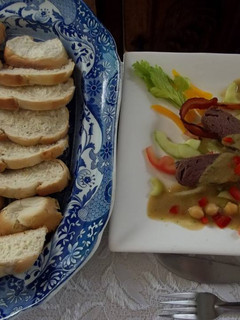 Una foto de Garbanzos guisados con cerdo en salsa de verduras y ensalada de huerto con aderezo de anís