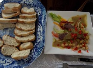Una foto de Garbanzos guisados  con cerdo en salsa de verduras  y ensalada de huerto con  aderezo de anís