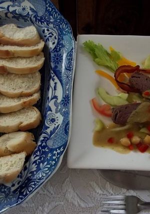 Una foto de Garbanzos guisados  con cerdo en salsa de verduras  y ensalada de huerto con  aderezo de anís