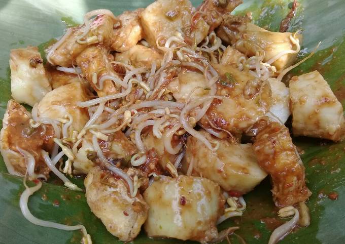 Resep mudah bikin Tahu Lontong Bumbu Kacang Petis yang nagih banget