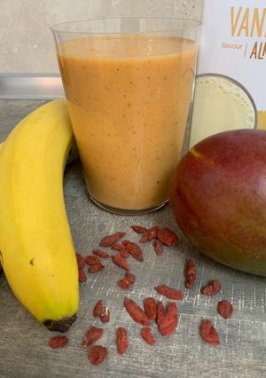 O poză a rețetei Milkshake cu banană și mango.