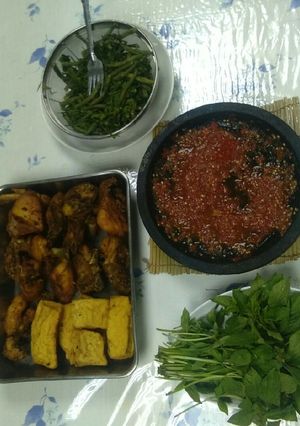 Foto resep Menu siang + sambal datang bulan (super sederhana)