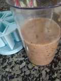 Jugo de bananas, duraznos y arándanos