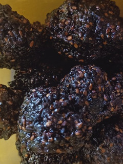 எள்ளு முட்டாய் (Ellu mittaai recipe in tamil) செய்முறை முக்கிய புகைப்படம்