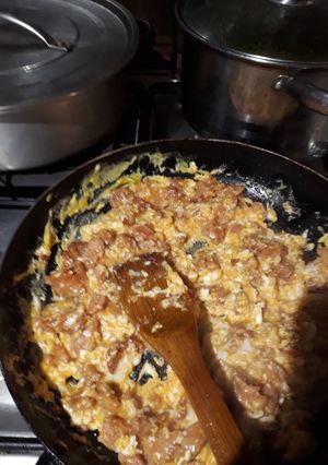 Una foto de Algo distinto para once: longanizas y huevos
