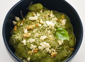Una foto de Gnocchis con salsa verde peruana
