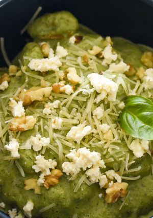 Una foto de Gnocchis con salsa verde peruana
