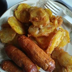 A picture of Beef sausages with bhajia.