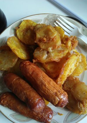 A picture of Beef sausages with bhajia.