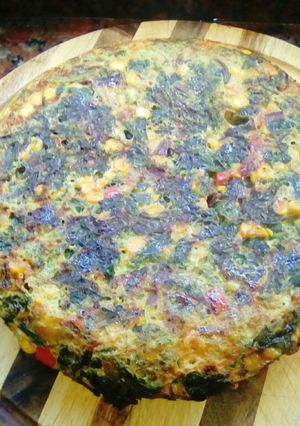 Una foto de Tortilla de kale, con choclo y hojas de remolacha 💜