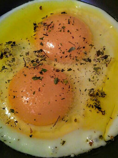 Una foto de HUEVOS Fritos al Orégano con Aceite de Semillas de Sésamo...!