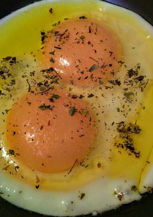 Una foto de HUEVOS Fritos al Orégano con Aceite de Semillas de Sésamo...!