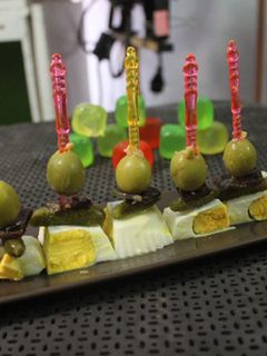 Una foto de Pinchos de cecina con huevos cuadrados