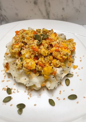 Una foto de Montadito fácil de Waffle de yuca con huevos pericos