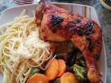 Pollo al horno con verduras en freidora de aire y tallarines