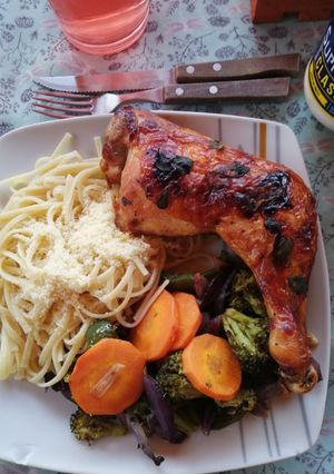Una foto de Pollo al horno con verduras en freidora de aire y tallarines