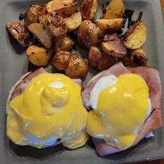 A picture of Eggs Benedict.