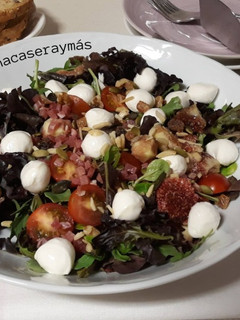Una foto de Ensalada de higos y jamón