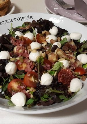 Una foto de Ensalada de higos y jamón