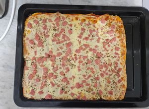 Una foto de Pizza Casera de Mozzarella y Jamón