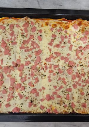 Una foto de Pizza Casera de Mozzarella y Jamón