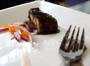 Una foto de Costillas de puerco en adobo prieto