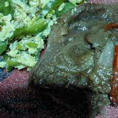 Una foto de Bife con revuelto de zapallitos